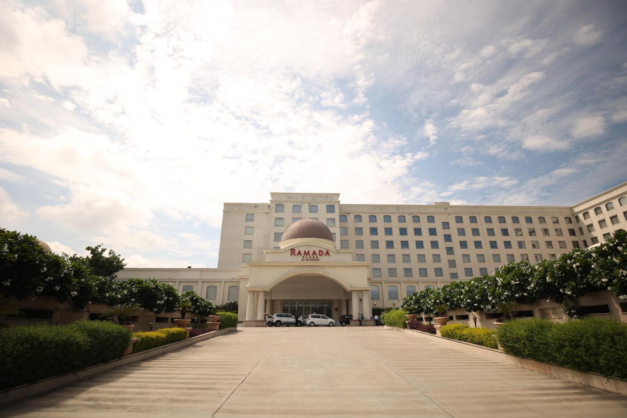 Ramada Plaza By Wyndham Lucknow Hotel Exterior photo
