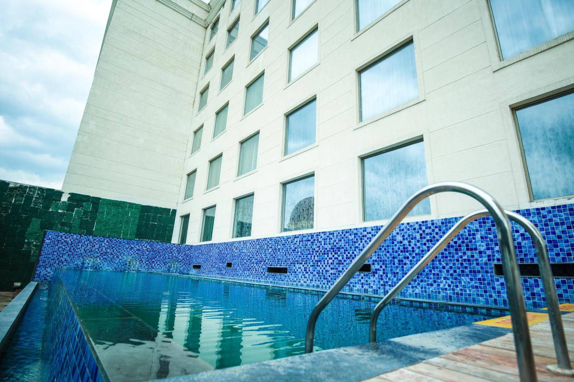 Ramada Plaza By Wyndham Lucknow Hotel Exterior photo