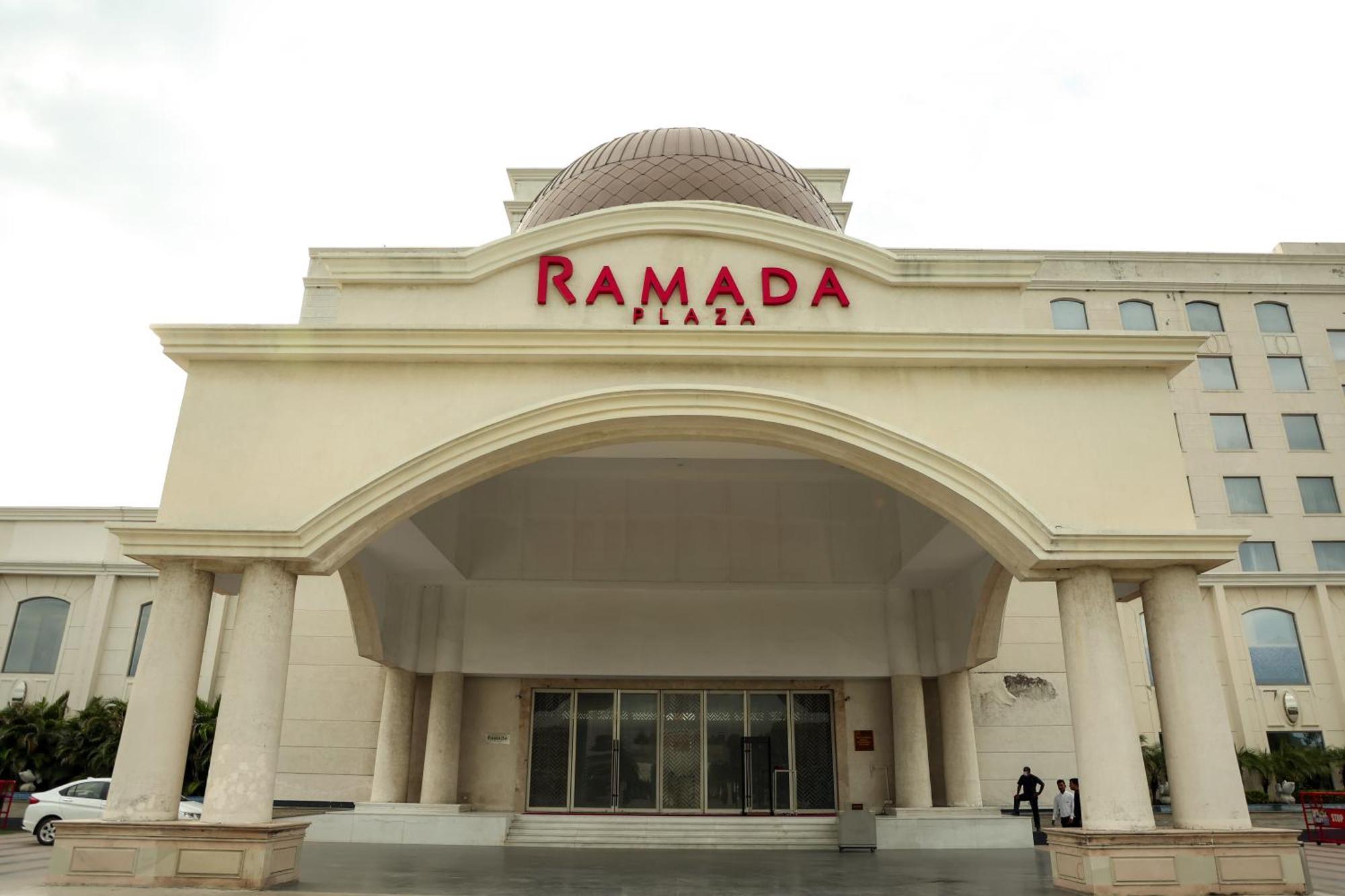 Ramada Plaza By Wyndham Lucknow Hotel Exterior photo